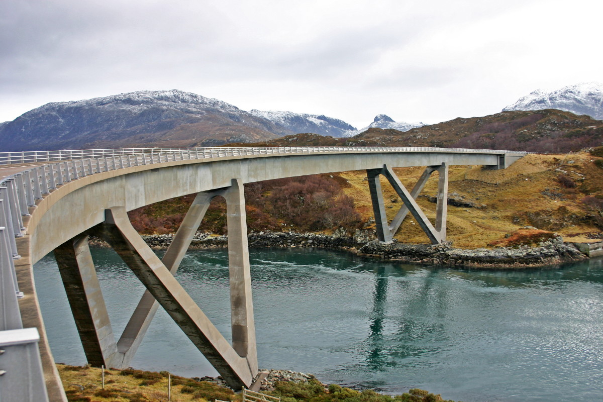 Photo of Kylesku Bridge (Drochaid a' Chaolais Chumhaing) above the waters of An Caolas Cumhang